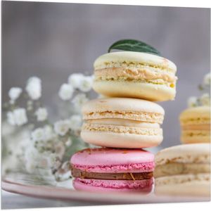 Vlag - Stapel Verschillende Smaken Macaron tijdens Chique High Tea - 100x100 cm Foto op Polyester Vlag