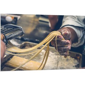 Forex - Spaghetti Makende Man - 120x80cm Foto op Forex