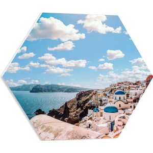 WallClassics - PVC Schuimplaat Hexagon - Klassiek Witte Huisjes in Santorini - 50x43.5 cm Foto op Hexagon (Met Ophangsysteem)