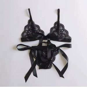 Zwart Kanten Lingeriesetje - Sexy lingerie - Zwarte lingerie - Large - Kanten lingerie - Kant - Slipje - Erotiek - Brazilian - Erotiek - CHPN