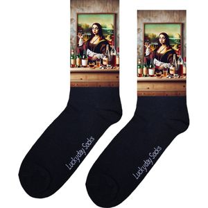 LuckyDay Socks - Da Vinci - Kunstenaar - Mona Lisa - Wijn - Bier - Feest - Grappige cadeau - Verjaardag cadeau - Vrolijke sokken - Schilderij sokken - Kerst sokken - Grappige sokken - Leuke dames en heren sokken - Beterschap - Opkikker - Maat 37-44