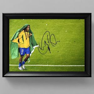 Ronaldinho Ingelijste Handtekening – 15 x 10cm In Klassiek Zwart Frame – Gedrukte handtekening – Voetbal - FC Barcelona - Braziliaans Elftal - Football Legend R10