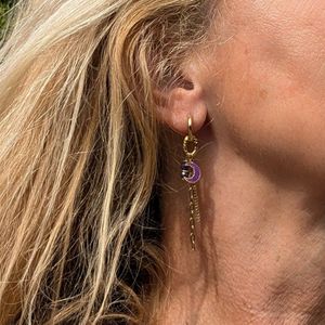 Oorringetjes goud met bedels halve paars maan en kettinkjes en blauwe kraaltjes - oorbellen dames goudkleurig