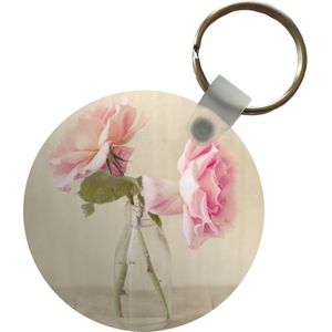 Sleutelhanger - Twee roze rozen als decoratie in een glazen flesje - Plastic - Rond - Uitdeelcadeautjes