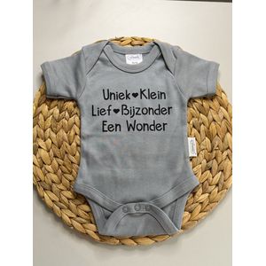 Romper - Tekst - Wonder - Gepersonaliseerd - Newborn - Baby - Kraamcadeau - Katoen - Maat 50-56 - Grijsblauw
