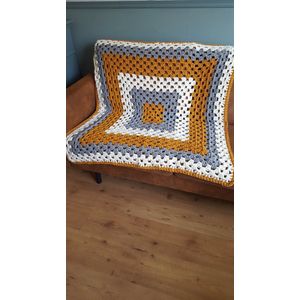 Plaid warme woondeken kleed gehaakt in okergeel roomwit en grijs Afm: 110 x 110 handgemaakt kleed