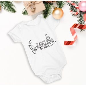 Hospitrix Baby Rompertje met Tekst ""Het mooiste cadeau ligt niet onder de boom""| Maat S 0-3 maanden | Kerst zwangerschaps aankondiging | Cadeau voor Zwangerschap | Bekendmaking | Aankondiging | Aanstaande Moeder | Kerst