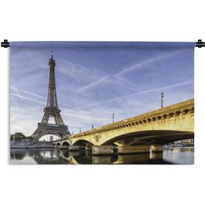 Wandkleed Eiffeltoren - Prachtige brug en de Eiffeltoren net na de zonsopkomst Wandkleed katoen 180x120 cm - Wandtapijt met foto XXL / Groot formaat!