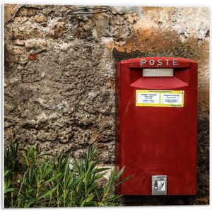 Forex - Rode Brievenbus tegen de Muur - 50x50cm Foto op Forex
