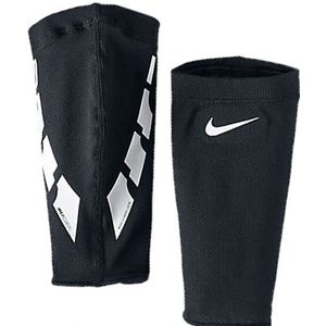Nike guard lock elite scheenbeschermer sleeves in de kleur zwart/wit.