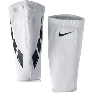 Nike guard lock elite scheenbeschermer sleeves in de kleur wit.