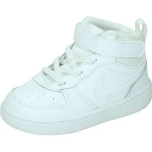 Nike court borough mid 2 in de kleur wit.