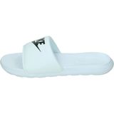 Nike victori one badslipper in de kleur wit.