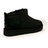 UGG - Classic Ultra Mini - Enkellaarsjes - Black - Schapenvacht