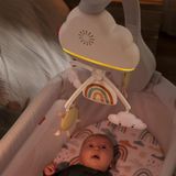 ​Fisher-Price Regenboog Muziekmobiel voor Wieg of Babybedje, tafelmodel sluimerkastje met rustgevend geluid voor baby en peuter, HBP40