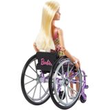 Barbie Fashionistas modepop en rolstoel en leuning, blond, regenboogoverall, kleding en accessoires, speelgoed voor kinderen, vanaf 3 jaar, HJT13