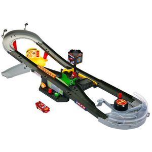 Mattel Disney en Pixar Cars baanset, Piston Cup Action speelset met metalen Lightning McQueen speelgoedauto, schaal 1:55 HPD81