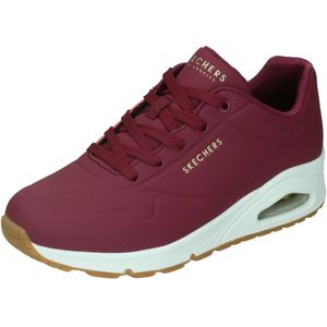 Skechers uno stand on air in de kleur rood.