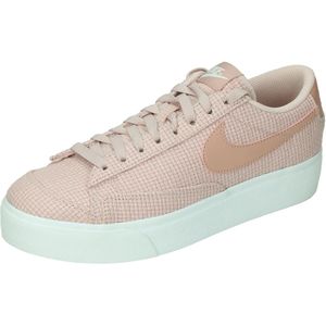 Nike blazer low platform ess in de kleur roze.