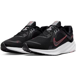 Nike Quest 5 Sneakers voor heren, Black University Red Smoke Grey, 42.5 EU
