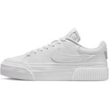 Nike court legacy lift in de kleur wit.