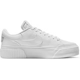 Nike court legacy lift in de kleur wit.