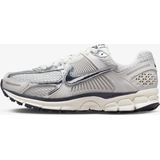 Nike - Zoom Vomero 5 - Sportschoenen - Photon Dust - Metallic Silver