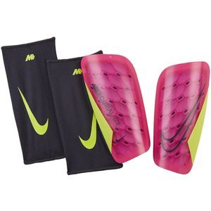 Nike mercurial lite scheenbeschermers in de kleur roze.