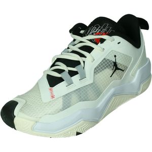 Nike jordan one take 4 in de kleur ecru.