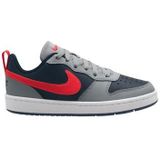 Nike court borough low recraft in de kleur grijs.