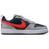 Nike court borough low recraft in de kleur grijs.