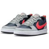 Nike court borough low recraft in de kleur grijs.