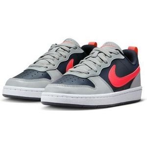 Nike court borough low recraft in de kleur grijs.