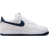 Nike - Air Force 1 07 - Basketbalschoenen - Wit - Navy Blauwe Details