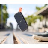 SanDisk Portable SSD 1 TB (externe Festplatte mit SSD Technologie 2,5 Zoll, 800 MB/s Übertragungsraten, robustes Laufwerk, robuste Befestigungsschlaufe aus strapazierfähigem Gummi) grau