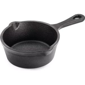 Verse Aardappelen Roosteren In Een Gietijzeren Koekenpan Met Goudgebakken Aardappelen In Een Echte Keuken Eten Gekookt In Een Zelfgemaakte Koekenpan Foto