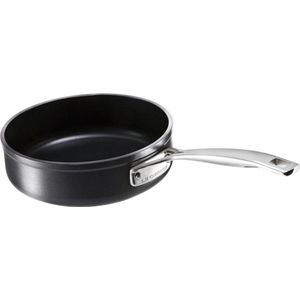 LE CREUSET KOEKENPAN 26 CM IN GEEMAILLEERD GIETIJZER