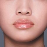 Shiseido - Shimmer GelGloss Moisturizing Lip Gloss with Glowy Finish - Lesk na rty s hydratačním účinkem a třpytkami 9 ml 03 Kurumi Beige (L)