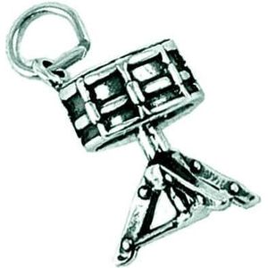 Zilveren hanger snaredrum op standaard