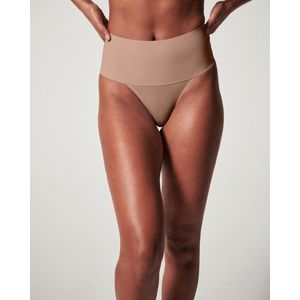 SPANX Undie-tectable licht corrigerende string donkerbeige