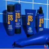 Matrix | Leave-In Spray voor bruin haar om koperpunten te neutraliseren, met blauwe pigmenten, Total Results Brass Off Toning Spray, 1 x 200 ml