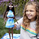 Barbie Houdt van de Zee pop met strandthema (brunette, 29,21 cm), gemaakt van gerecycled plastic, met mode en accessoires, is een leuk cadeau voor 3- tot 7-jarigen