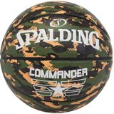 Spalding commander camo basketball in de kleur groen.