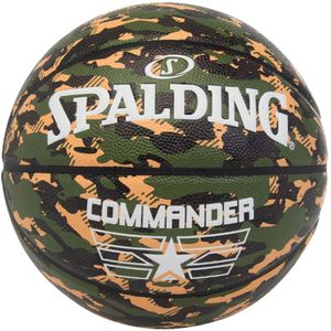 Spalding commander camo basketball in de kleur groen.