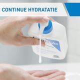 CeraVe Bodylotion met pompdispenser, voor droge tot zeer droge huid, hyaluroncrème en 3 essentiële ceramiden, geschikt voor atopische dermatitis, 1 x 236 ml