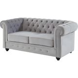 Chesterfield Tweezitsbank - Fluweel - Lichtgrijs | Comfortabele en trendy zitbank van fluweel | Afmetingen: L 205 x D 88 x H 72 cm