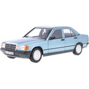 De 1:18 Diecast Modelauto van de Mercedes-Benz 190E uit 1984 in lichtblauw. De fabrikant van het schaalmodel is Norev. Dit model is alleen online verkrijgbaar.