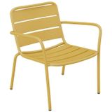 MYLIA Tuinzithoek van metaal - 2 lage opstapelbare fauteuils en een uitschuiftafel - Mosterdgeel - MIRMANDE van MYLIA L 60 cm x H 71.5 cm x D 67.5 cm