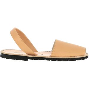 Platte sandalen in vaarsleer AVARCA CUIR MINORQUINES. Leer materiaal. Maten 38. Beige kleur