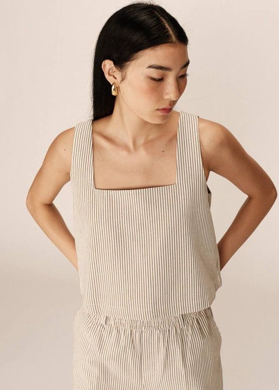 Grace & Mila - Peanut - Cropped Top - Beige - Mouwloos, Vierkante Halslijn, Knoopsluiting